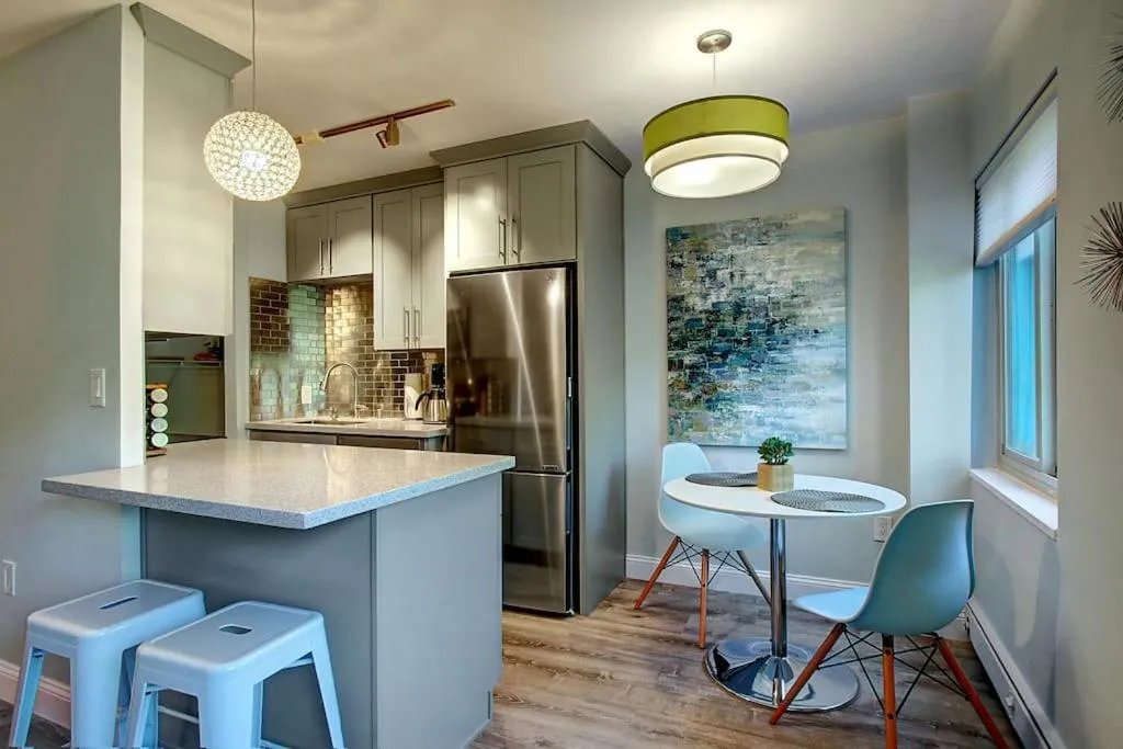 Image of Modern Coastal Downtown, King bed, Work Desk, Kitchen