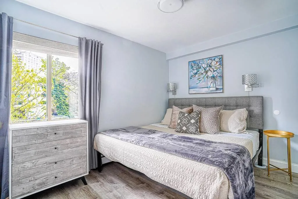 Image 1 of Modern Coastal Downtown, King bed, Work Desk, Kitchen