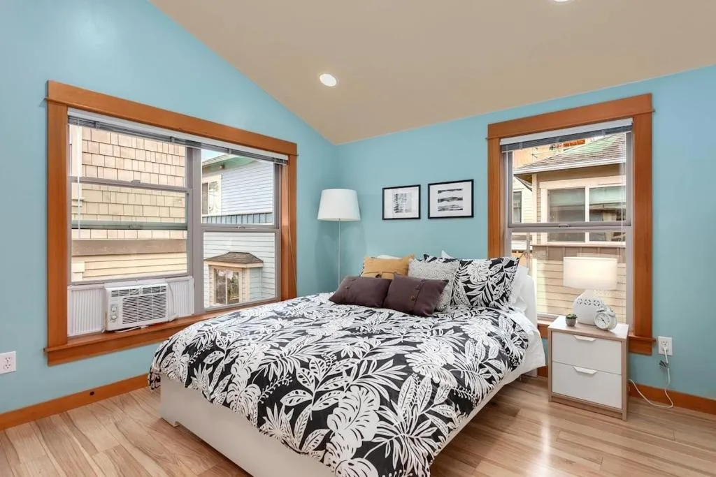 Image of Modern Townhouse near DT Seattle & Stadium Parking