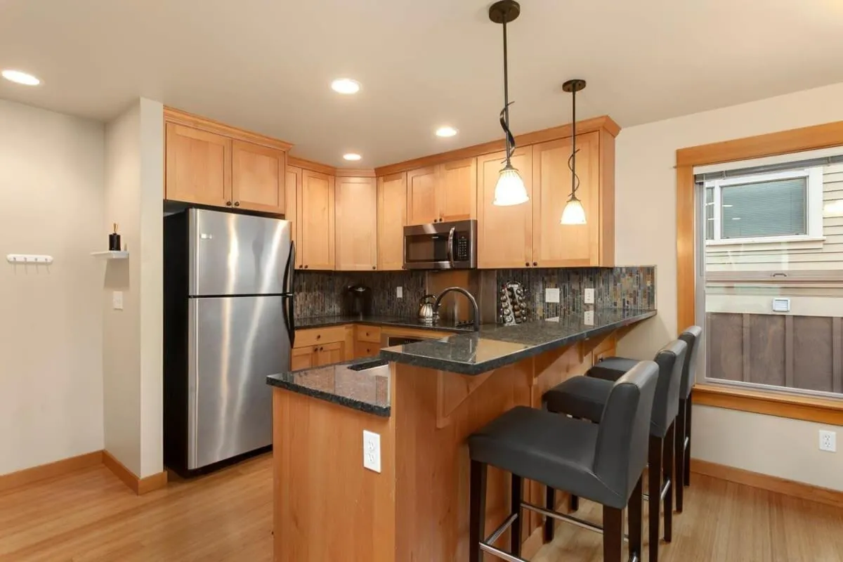 Image 3 of Modern Townhouse near DT Seattle & Stadium Parking