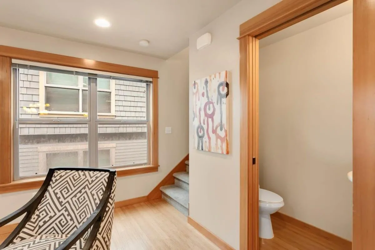 Image 2 of Modern Townhouse near DT Seattle & Stadium Parking
