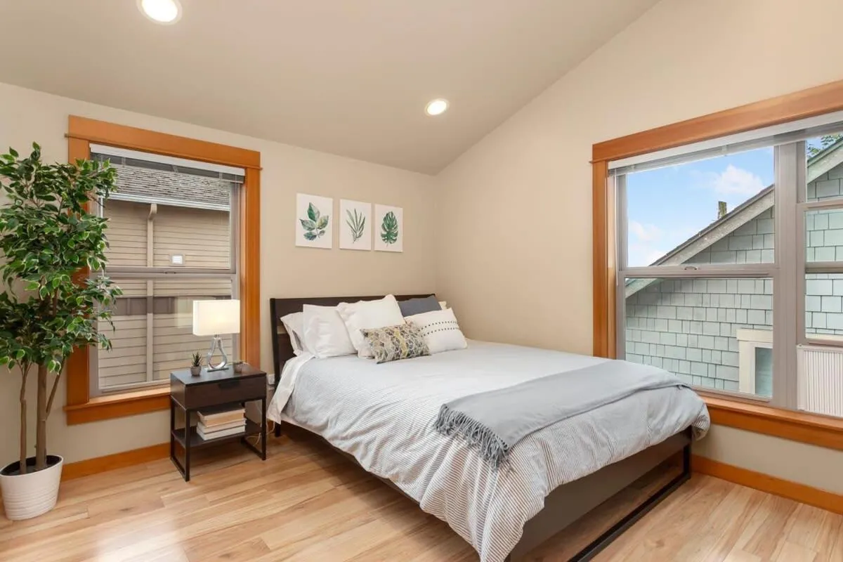 Image 1 of Modern Townhouse near DT Seattle & Stadium Parking