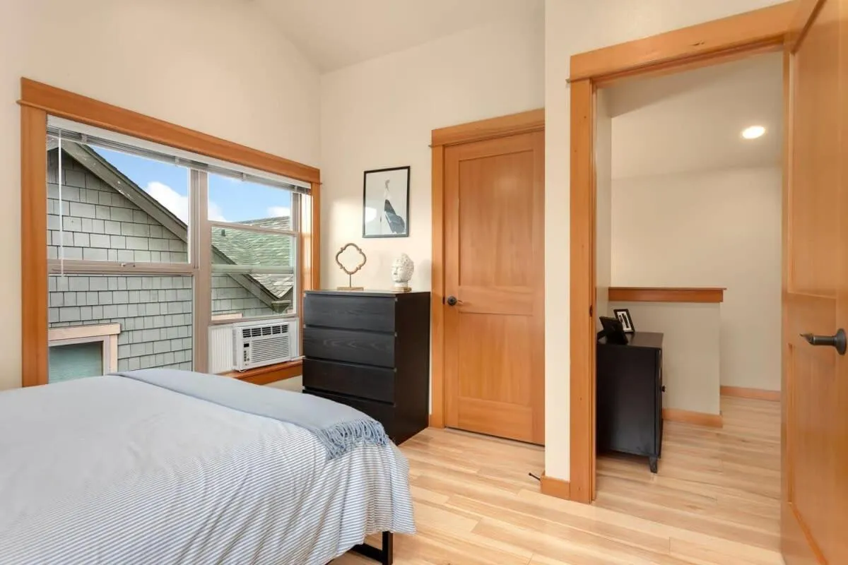 Image 6 of Modern Townhouse near DT Seattle & Stadium Parking