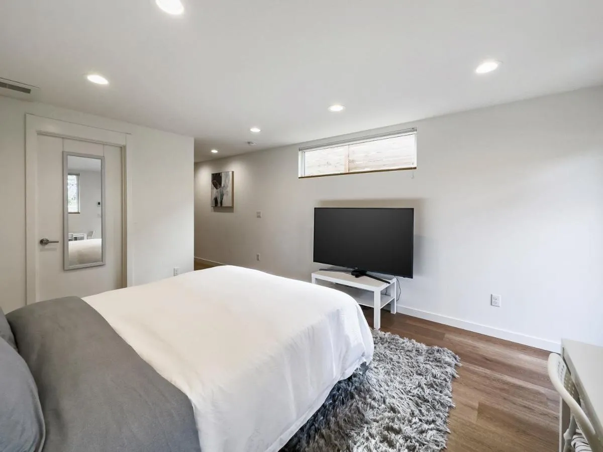 Image 6 of Modern apartment near light rail