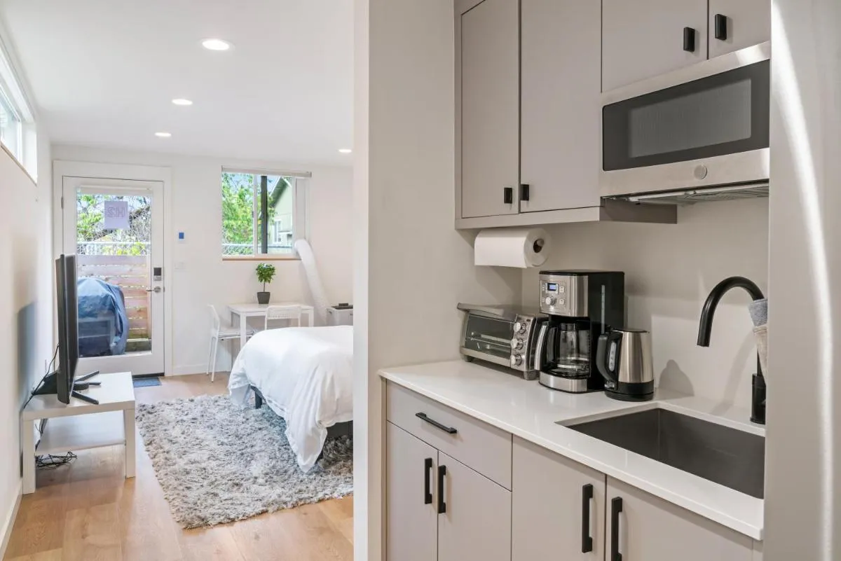 Image 1 of Modern apartment near light rail