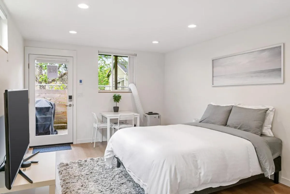 Image 5 of Modern apartment near light rail