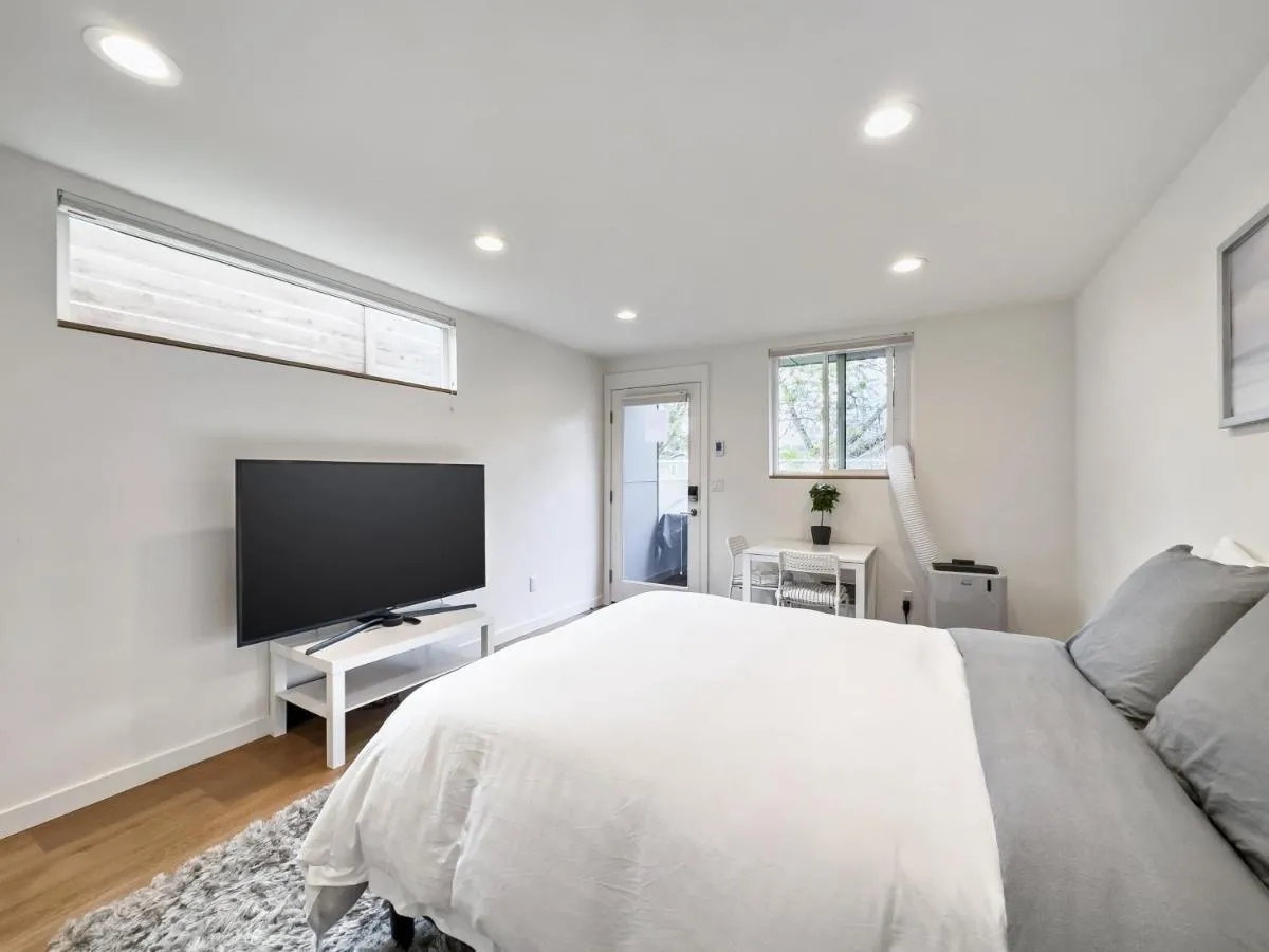 Image 4 of Modern apartment near light rail