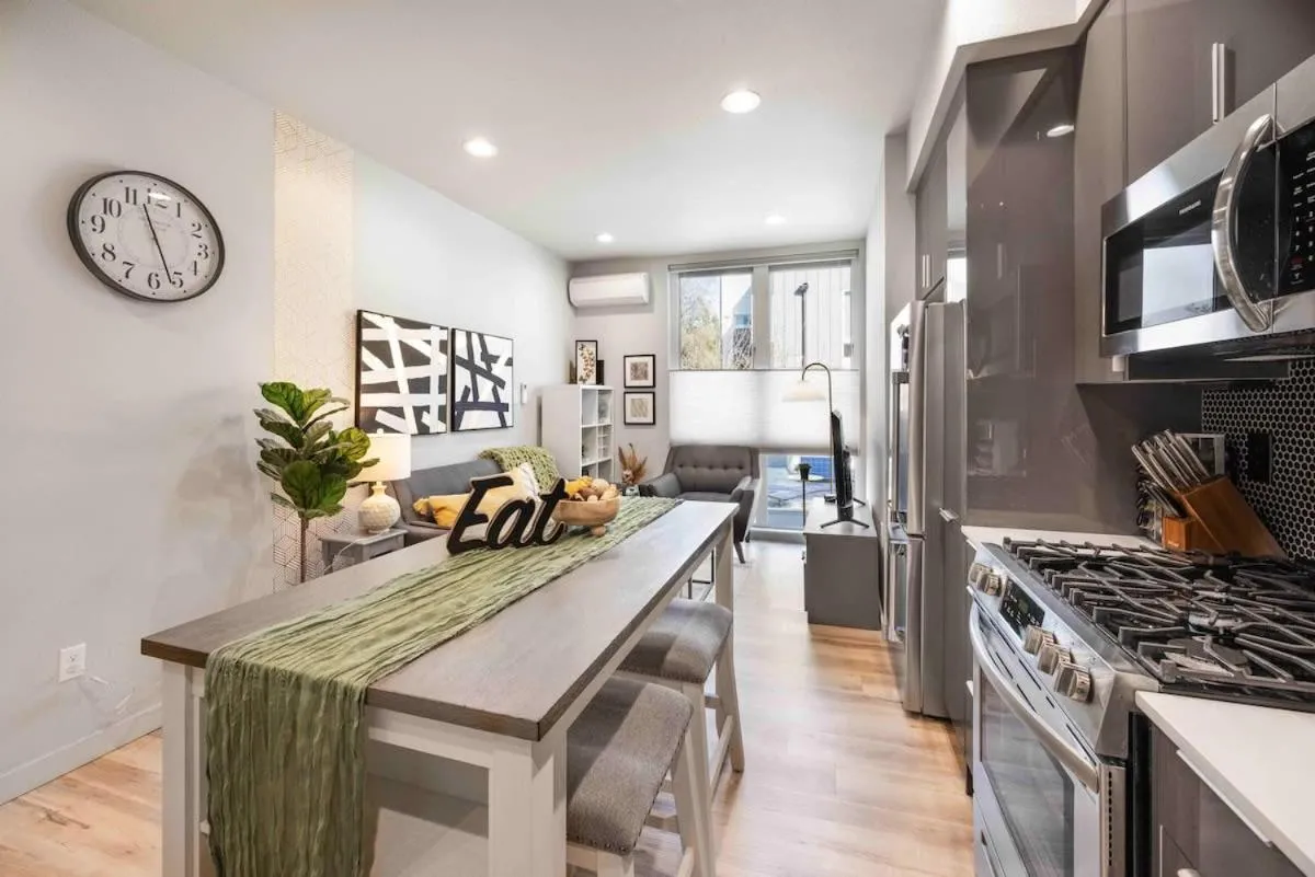 Image 3 of Newly Modern 2B2B Home near Seatac – Golf course