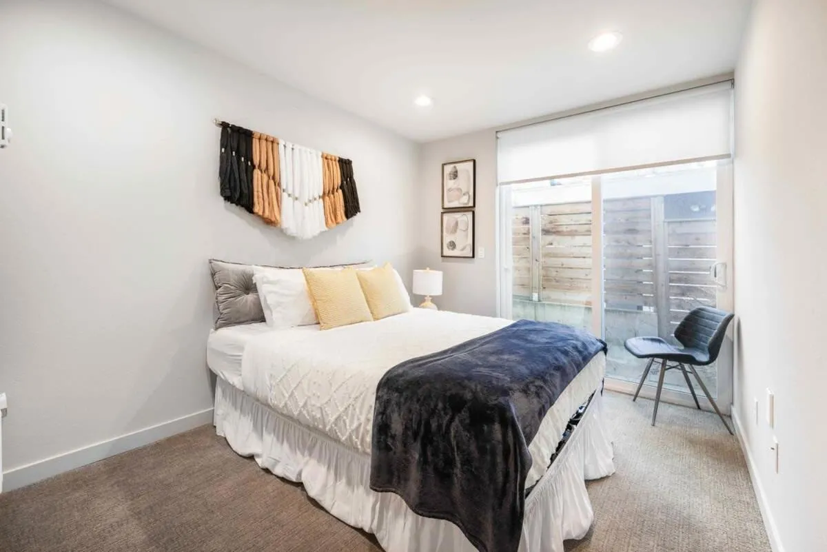 Image 6 of Newly Modern 2B2B Home near Seatac – Golf course