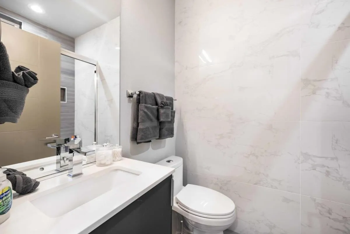 Image 2 of Newly Modern 2B2B Home near Seatac – Golf course