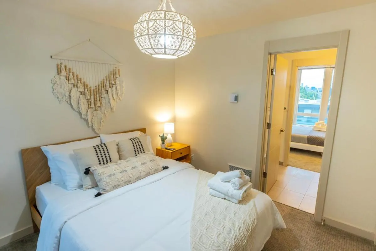 Image 1 of Perch – 47th Elegance