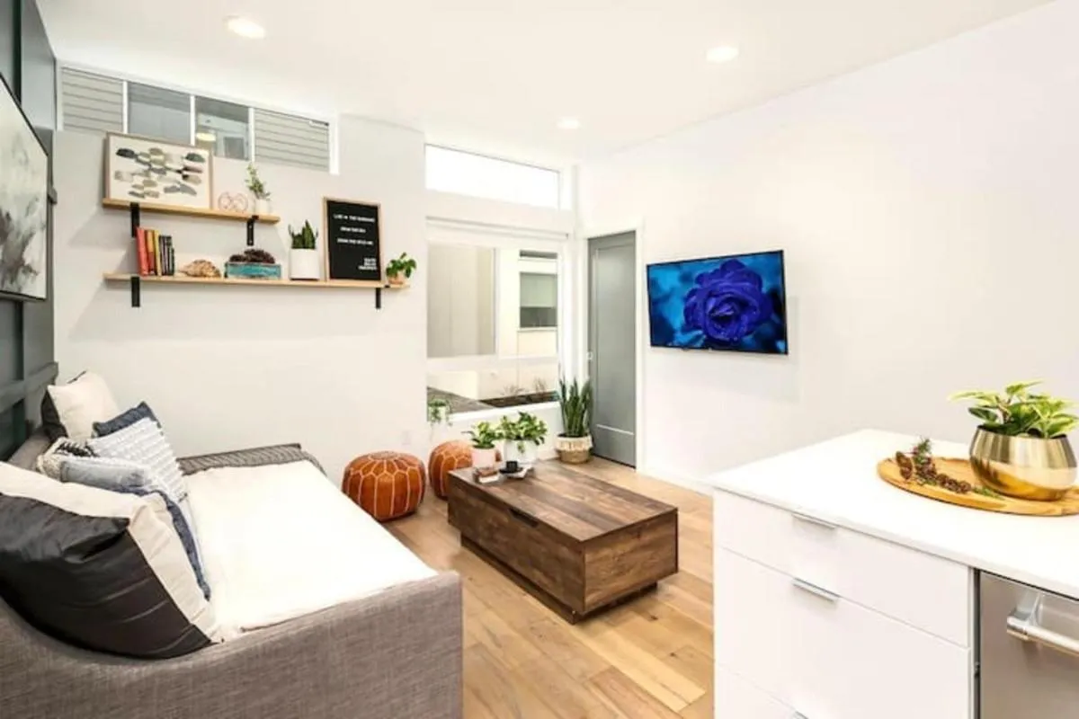 Image 4 of Perch – Capitol Luxe Eight