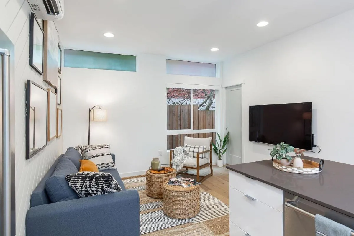 Image 4 of Perch – Capitol Luxe Six