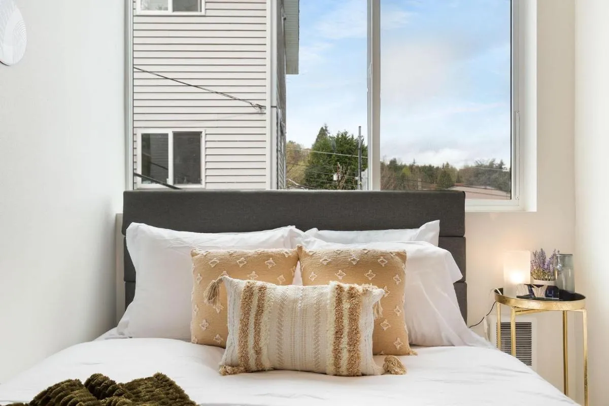 Image 1 of Perch – Queen Anne 83