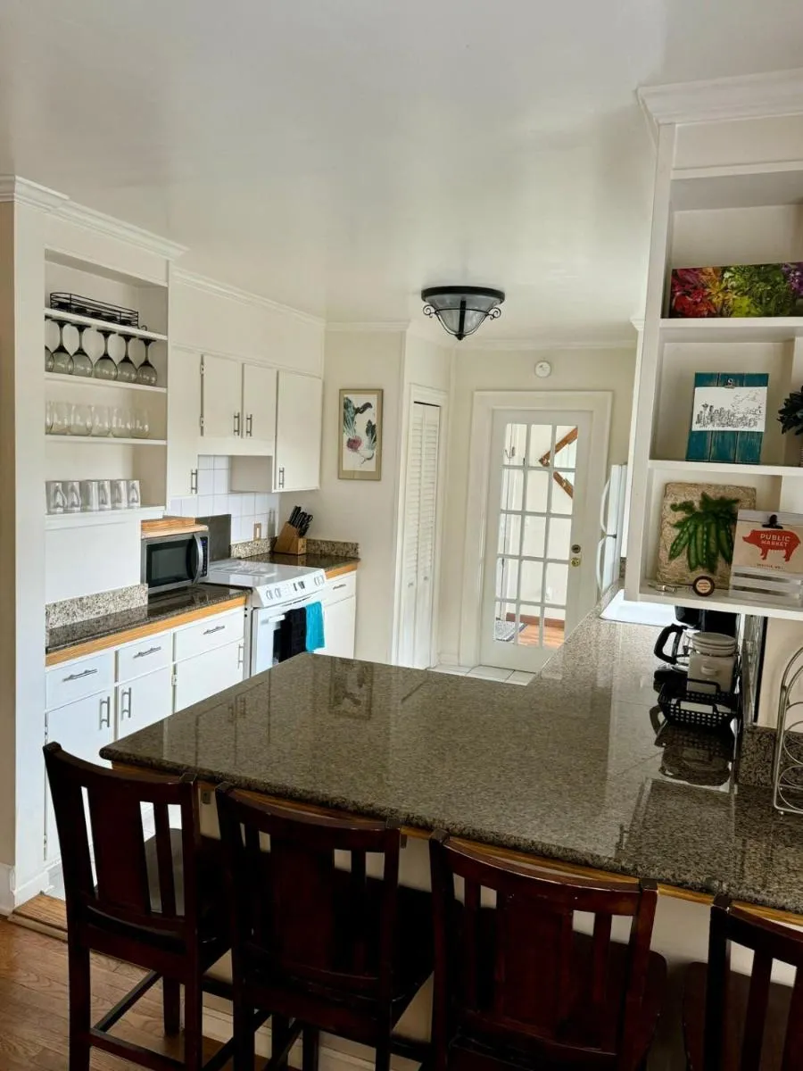 Image 5 of Queen Bea-Seattle-Queen Anne-Upper Level