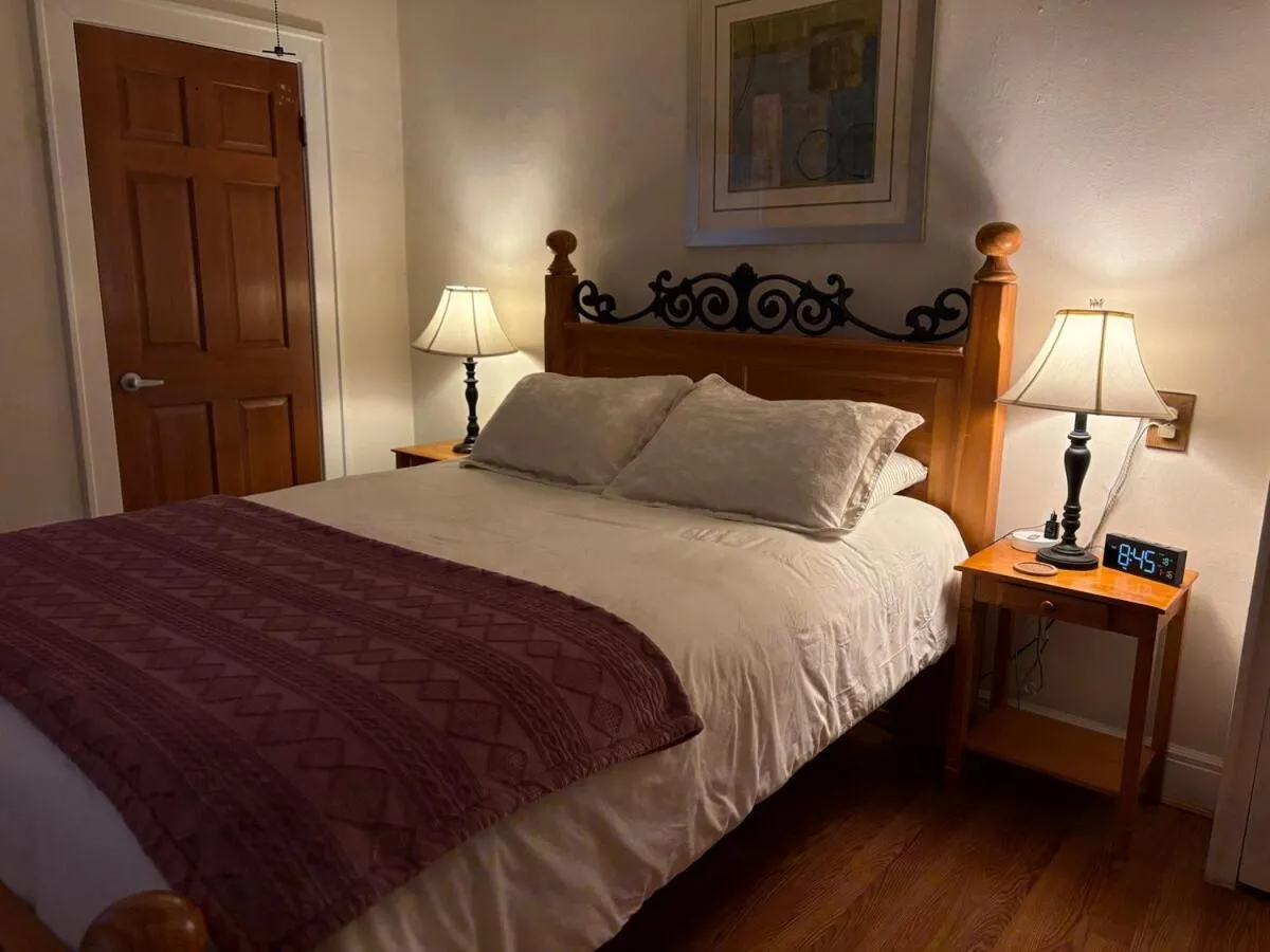 Image 1 of Queen Bea-Seattle-Queen Anne-Upper Level