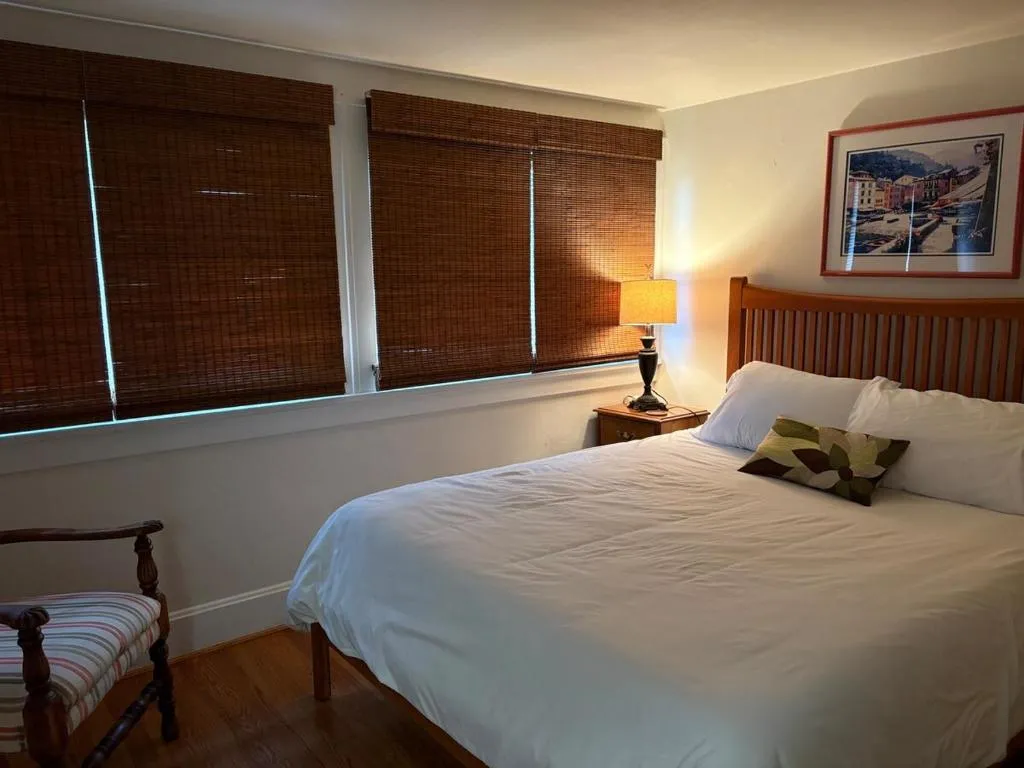 Image of Queen Bea-Seattle-Queen Anne-Upper Level