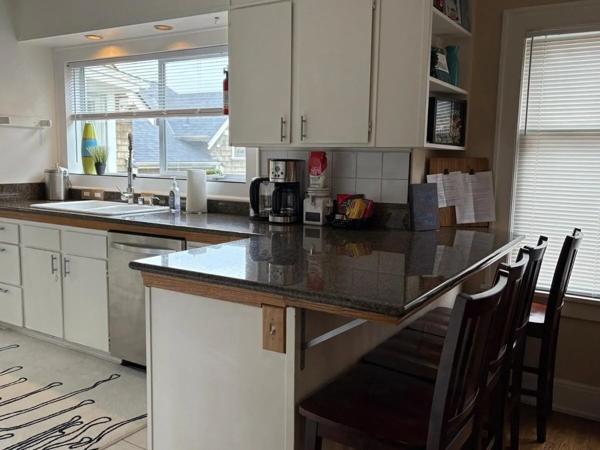 Image 2 of Queen Bea-Seattle-Queen Anne-Upper Level