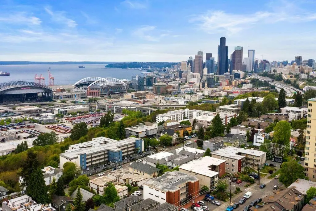 Image 4 of Seattle Cloud 2BR Prime Location