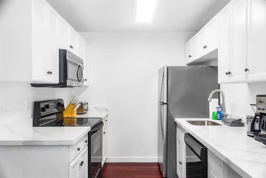 Image 2 of Seattle Cloud 2BR Prime Location