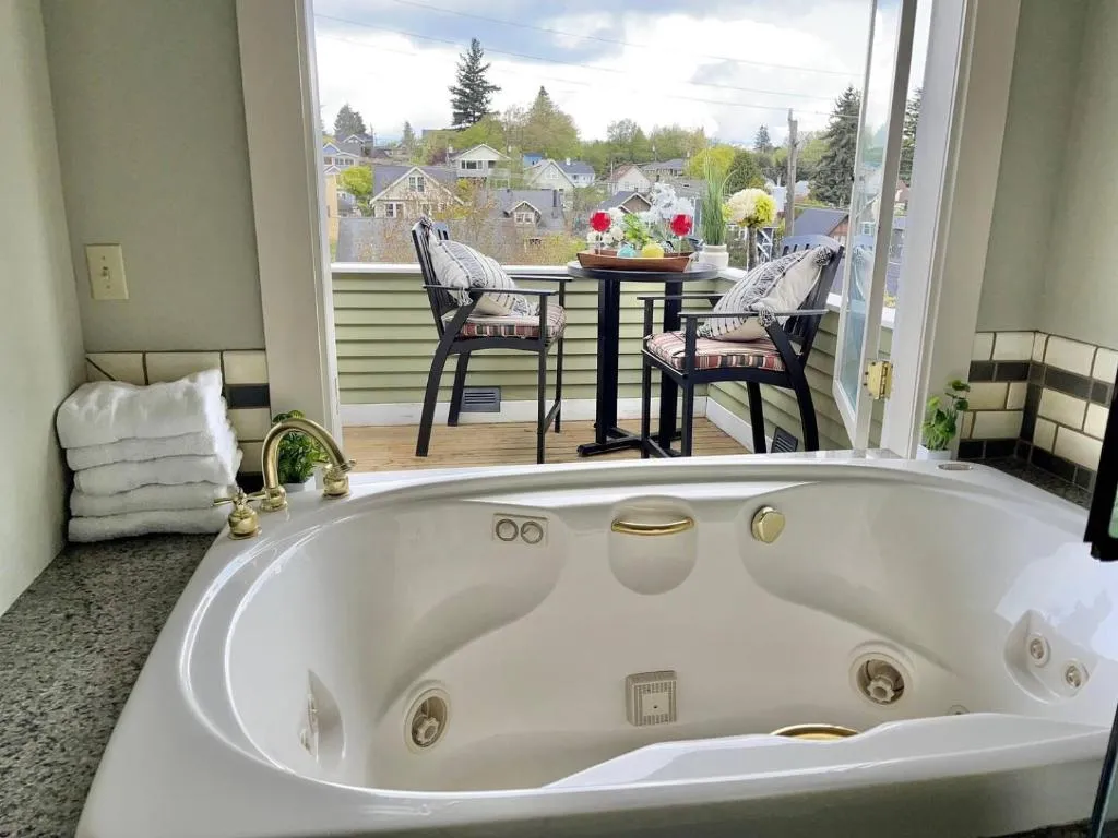 Image of Seattle Escape Queen Anne w Private Deck