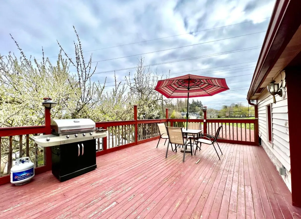 Image 5 of Seattle Home with 2 bedrooms a King bed Queen bed and an Extra Sofa Bed Located 10 minutes from SeaTac Airport and 20 minutes from Downtown