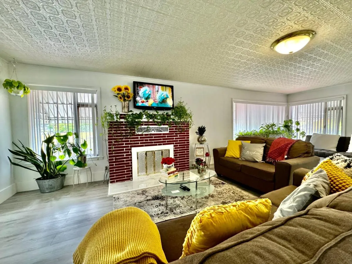 Image 4 of Seattle Home with 2 bedrooms a King bed Queen bed and an Extra Sofa Bed Located 10 minutes from SeaTac Airport and 20 minutes from Downtown