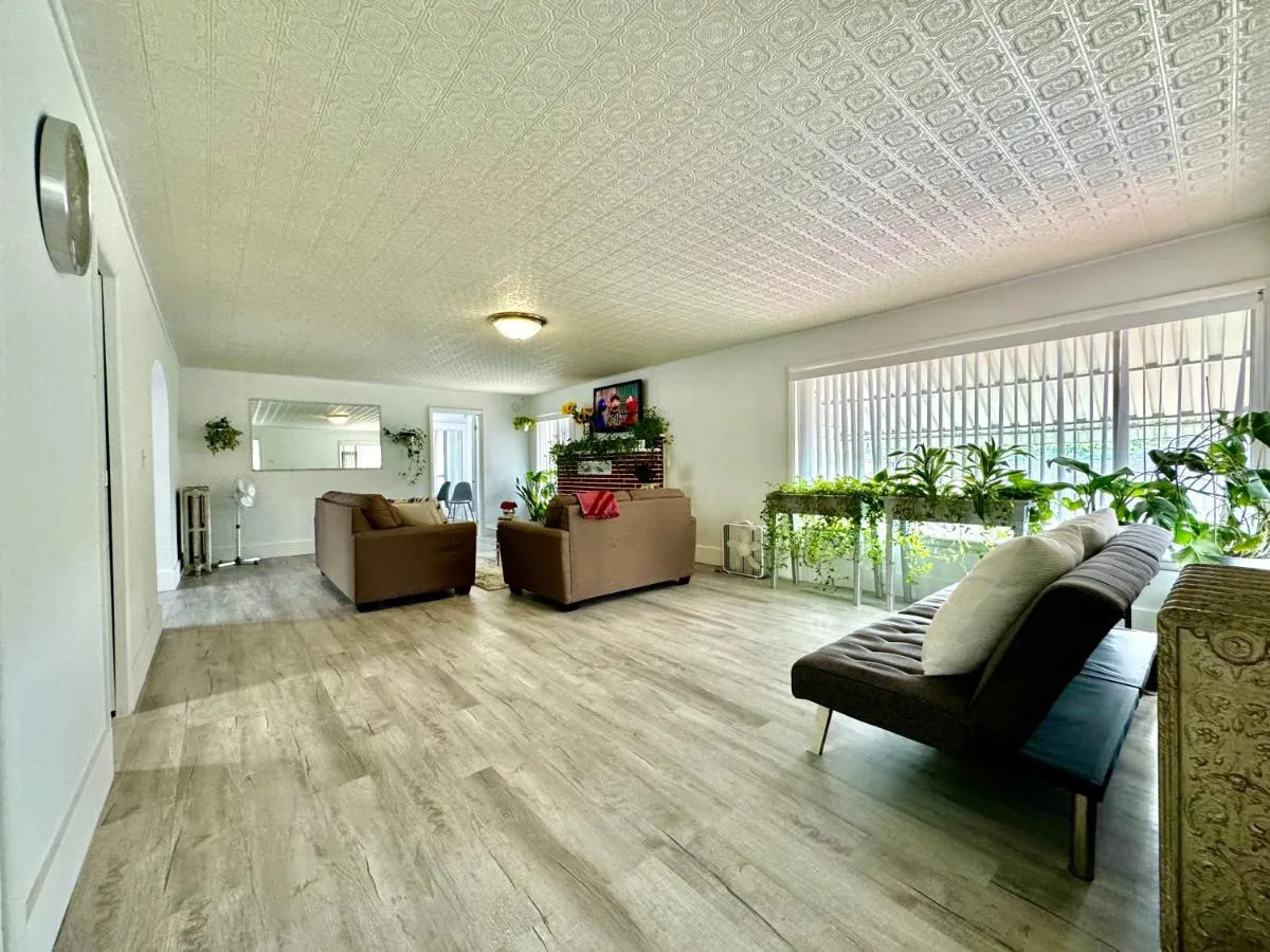 Image 2 of Seattle Home with 2 bedrooms a King bed Queen bed and an Extra Sofa Bed Located 10 minutes from SeaTac Airport and 20 minutes from Downtown