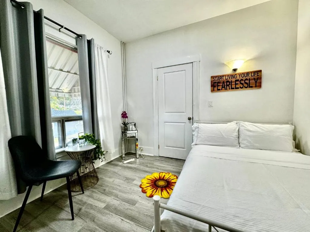 Image of Seattle Home with 2 bedrooms a King bed Queen bed and an Extra Sofa Bed Located 10 minutes from SeaTac Airport and 20 minutes from Downtown