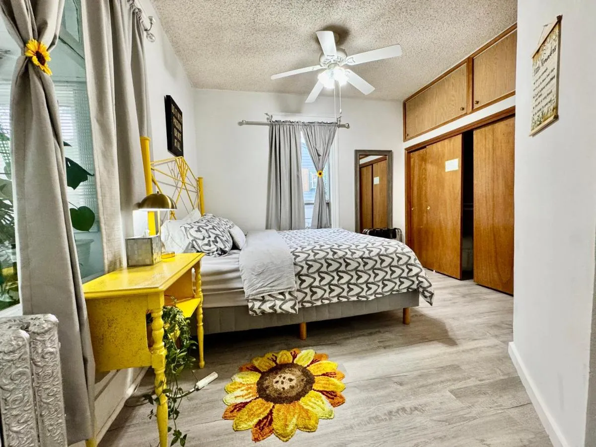 Image 6 of Seattle Home with 2 bedrooms a King bed Queen bed and an Extra Sofa Bed Located 10 minutes from SeaTac Airport and 20 minutes from Downtown