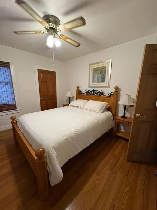 Image 3 of Seattle-Queen Anne–7 BR 3 BA–One Block to SPU