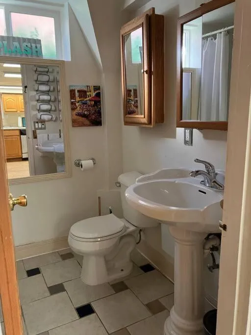 Image 4 of Seattle-Queen Anne–7 BR 3 BA–One Block to SPU