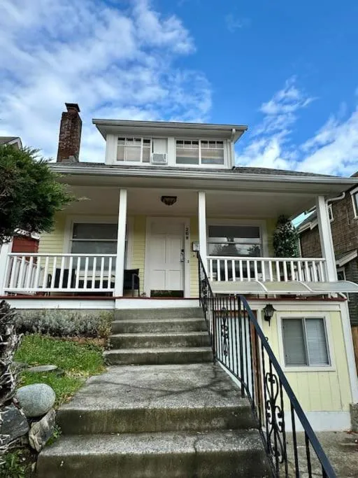 Image 6 of Seattle-Queen Anne–7 BR 3 BA–One Block to SPU