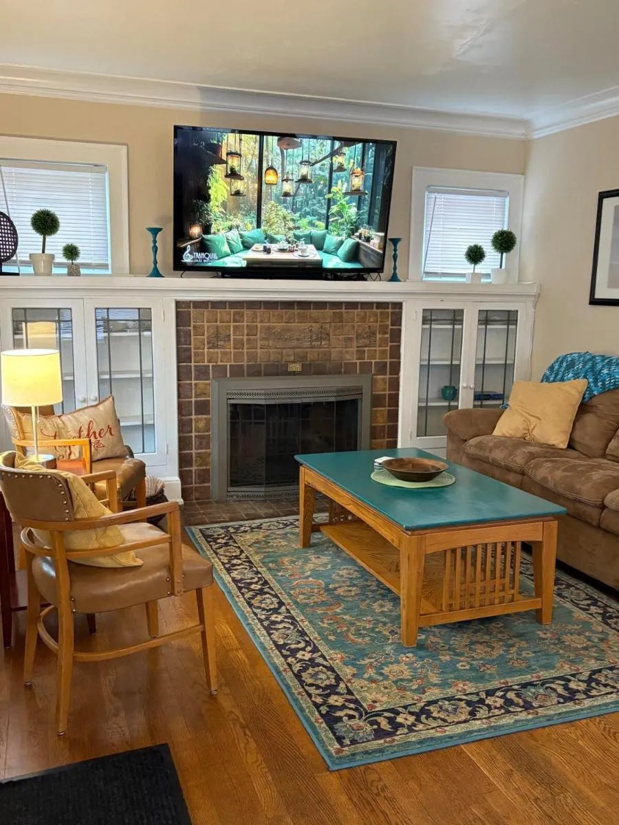 Image 5 of Seattle-Queen Anne–7 BR 3 BA–One Block to SPU