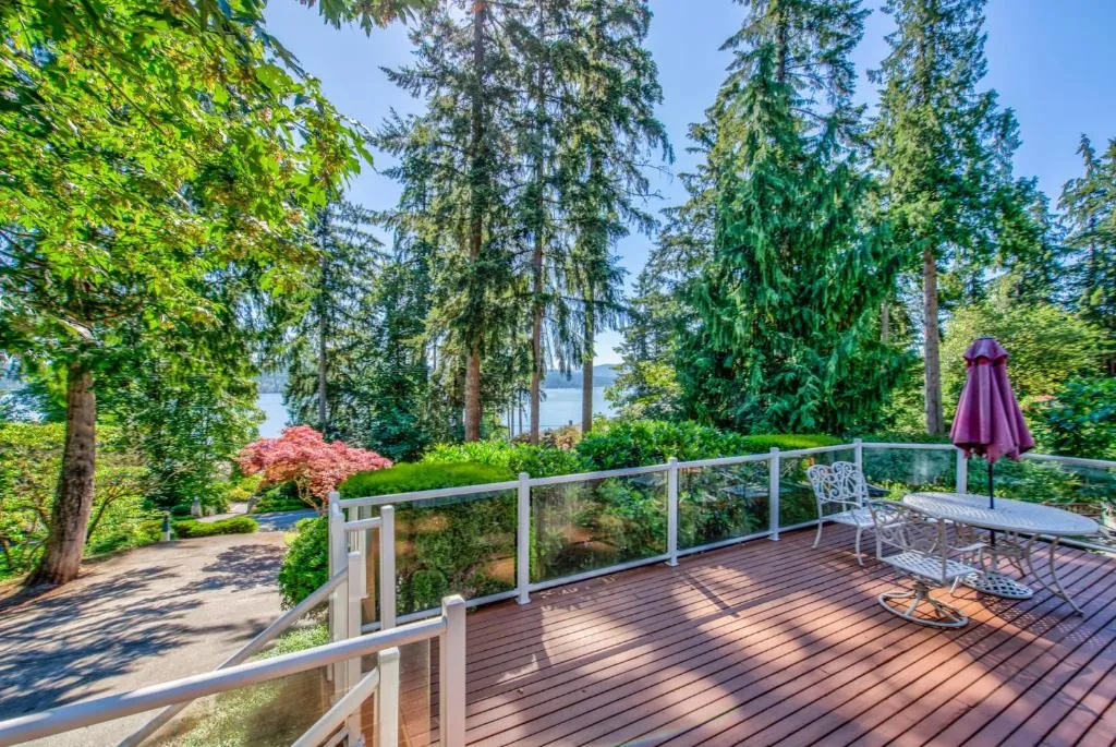 Image of Stunning Sammamish Lake View Home near Weowna Park