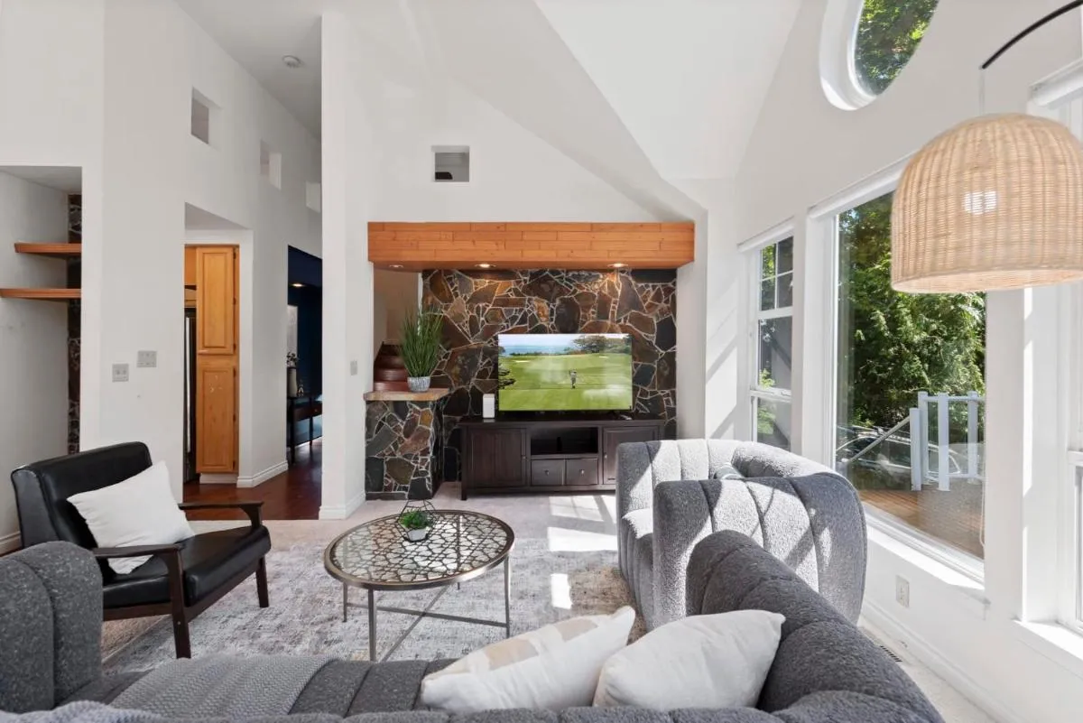 Image 3 of Stunning Sammamish Lake View Home near Weowna Park