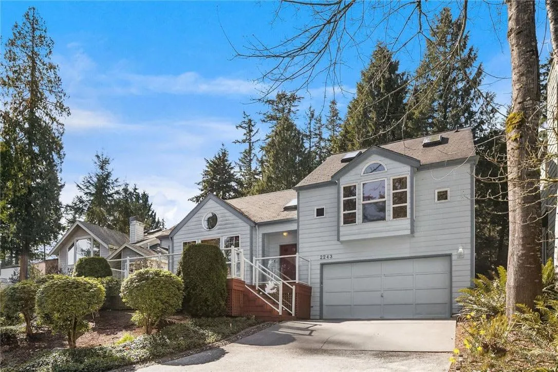 Image 5 of Stunning Sammamish Lake View Home near Weowna Park
