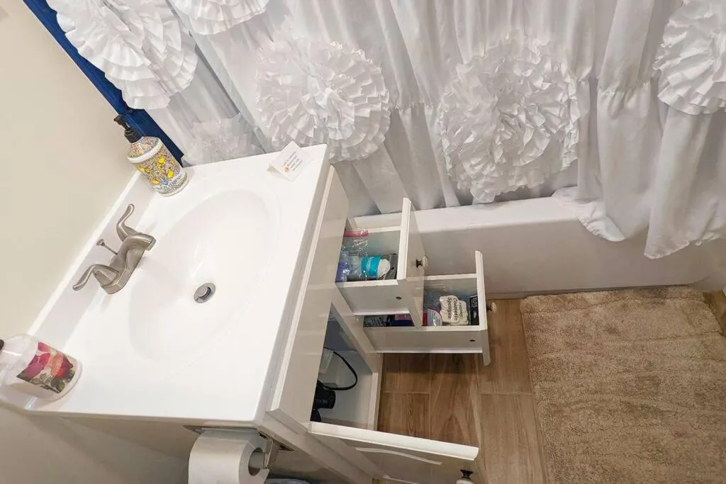 Image 2 of The Van Gogh Apartment – a cozy, creative retreat