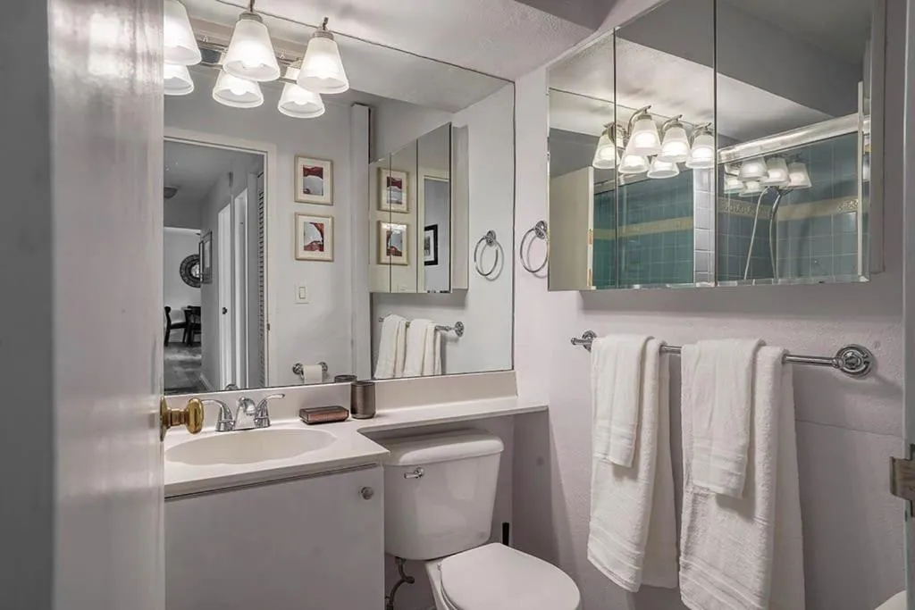 Image 2 of Tranquil 2BR downtown condo, Parking, King bed