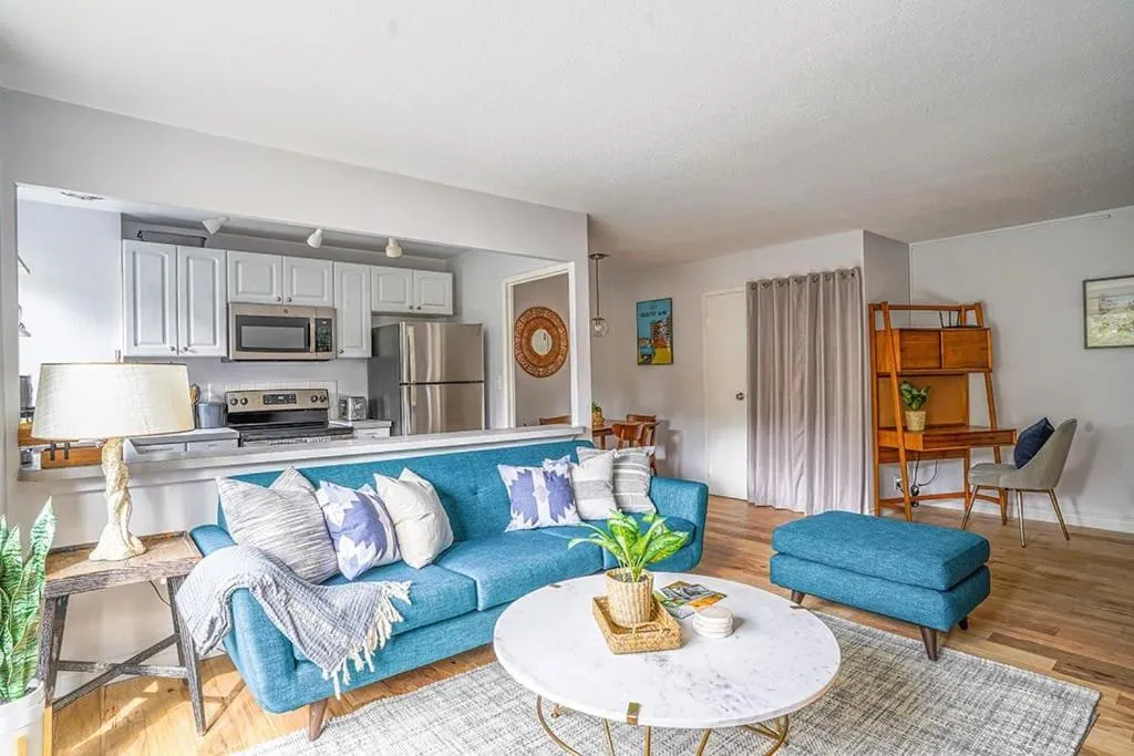 Image 3 of Tranquil 2BR downtown condo, Parking, King bed