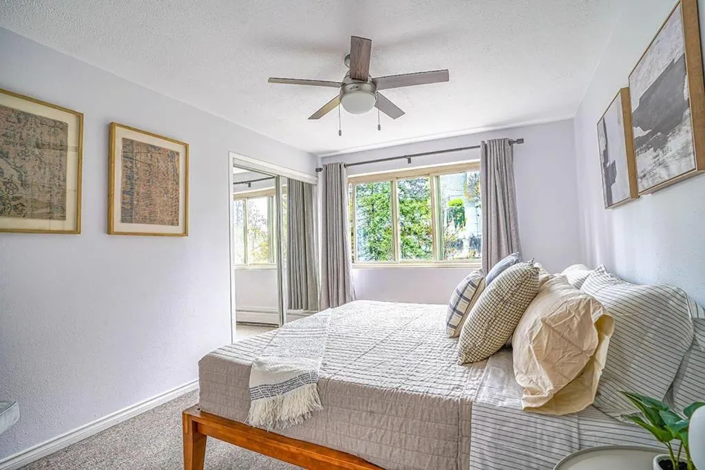 Image 6 of Tranquil 2BR downtown condo, Parking, King bed
