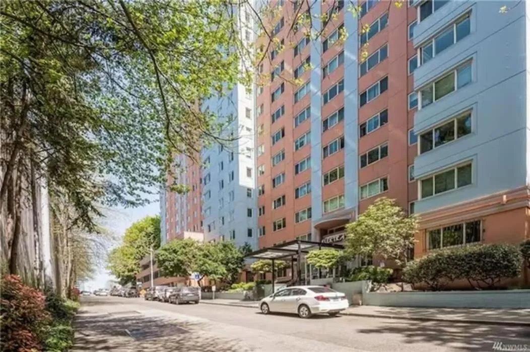 Image 5 of Tranquil 2BR downtown condo, Parking, King bed