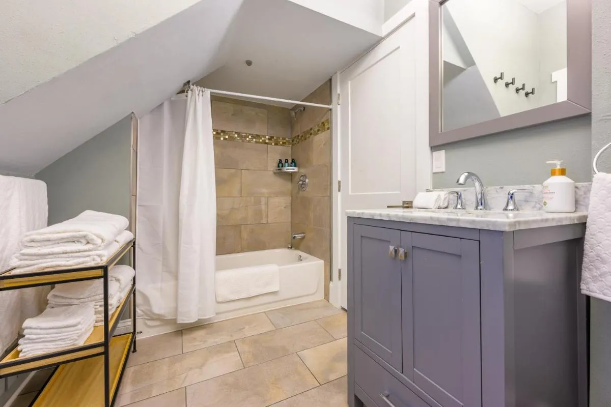 Image 2 of Upgraded Home with 5 BR 4 Bath 4 FREE gated parking space, Family,EV,RV friendly