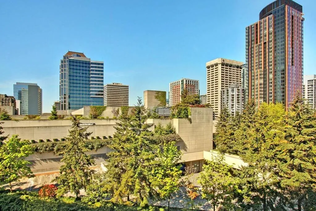 Image 4 of Vibrant Downtown, King Bed, Work Desk & Kitchen