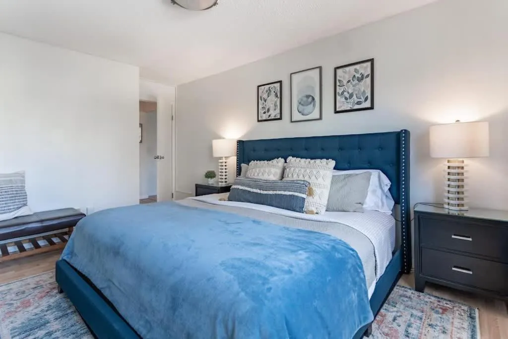 Image 6 of Vibrant Downtown, King Bed, Work Desk & Kitchen