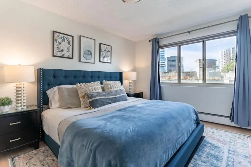 Image 1 of Vibrant Downtown, King Bed, Work Desk & Kitchen
