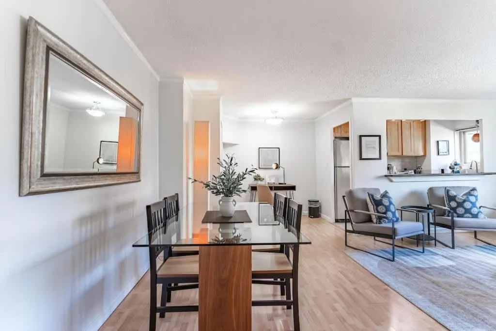 Image 2 of Vibrant Downtown, King Bed, Work Desk & Kitchen