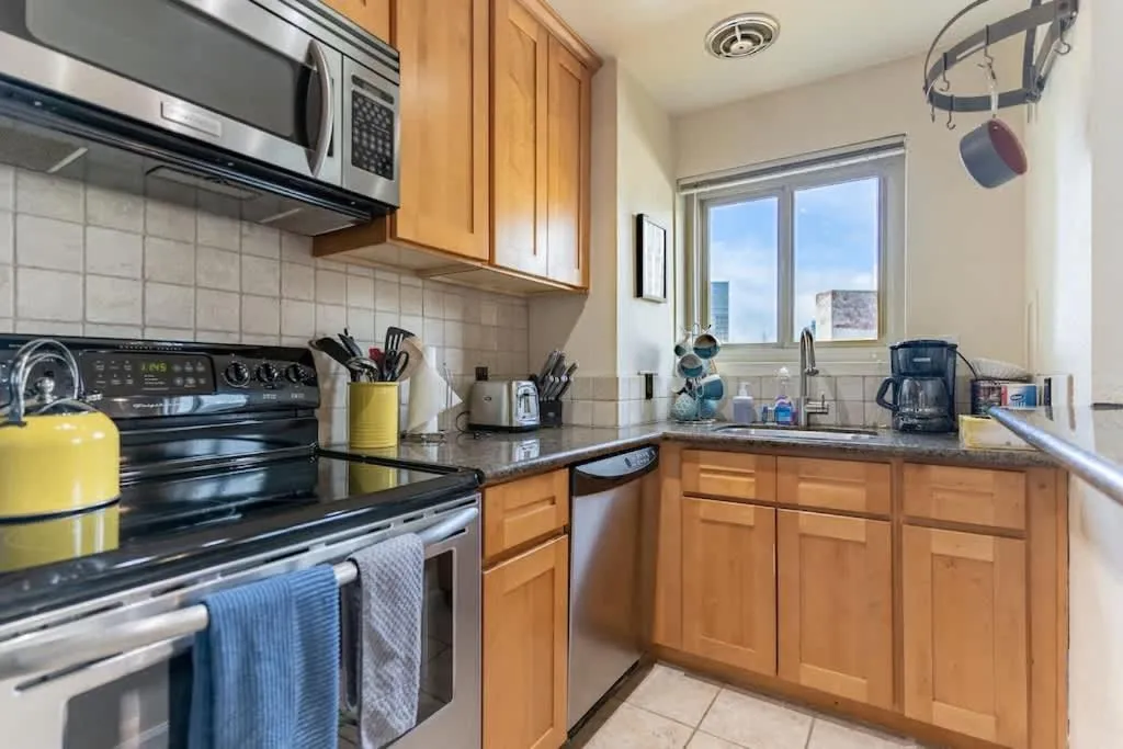 Image 3 of Vibrant Downtown, King Bed, Work Desk & Kitchen