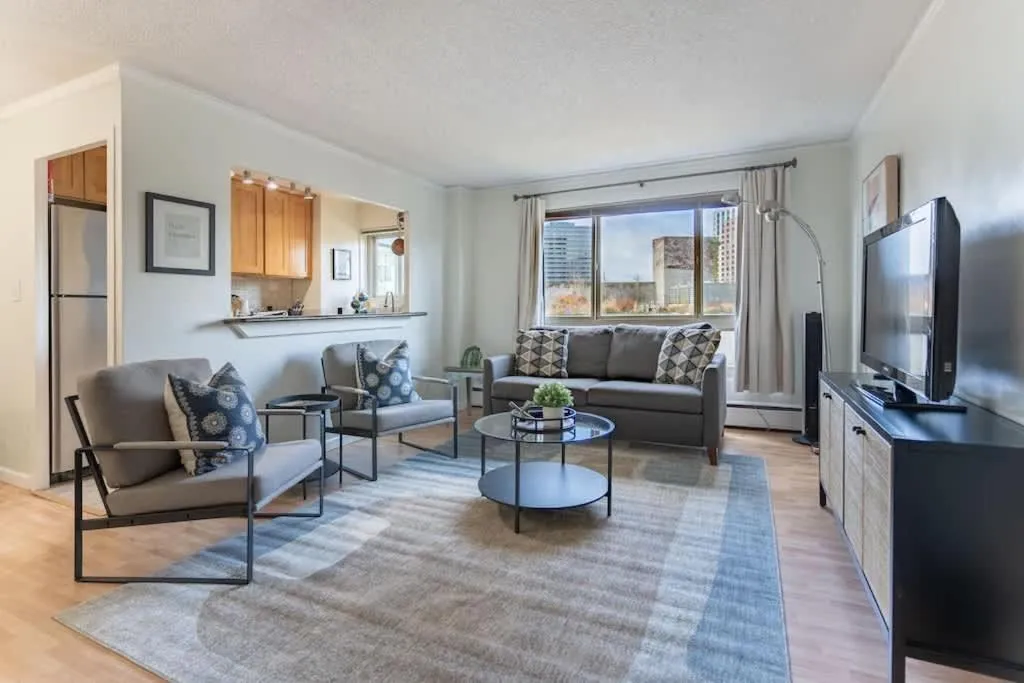 Image of Vibrant Downtown, King Bed, Work Desk & Kitchen