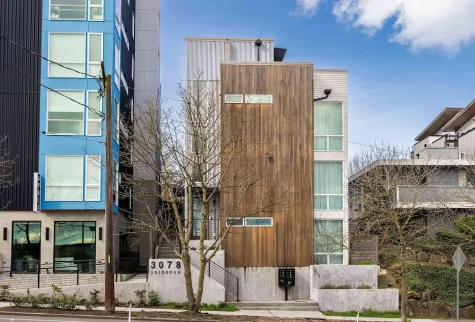 Newly Modern 2B2B Home near Seatac – Golf course
